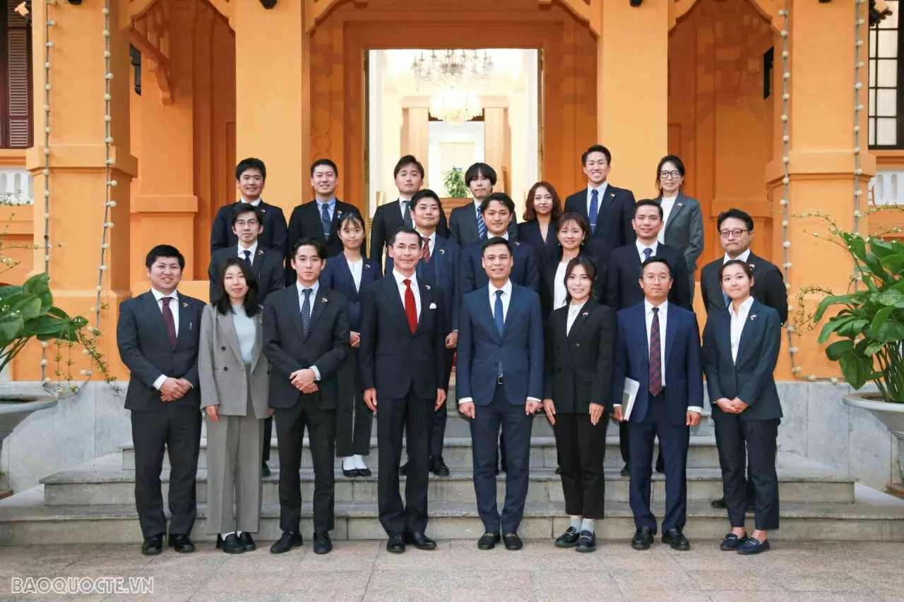 Deputy FM Dang Hoang Giang receives delegation from Japan's Matsushita Institute of Government and Management