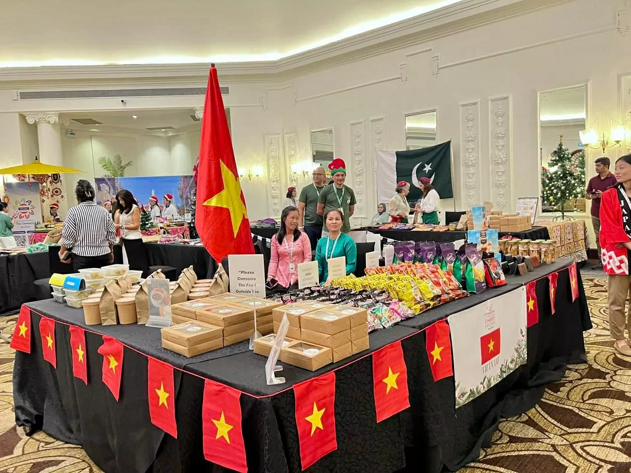 Vietnamese booth attracts attention at the 2025 International Charity Fair in Colombo (Sri Lanka)