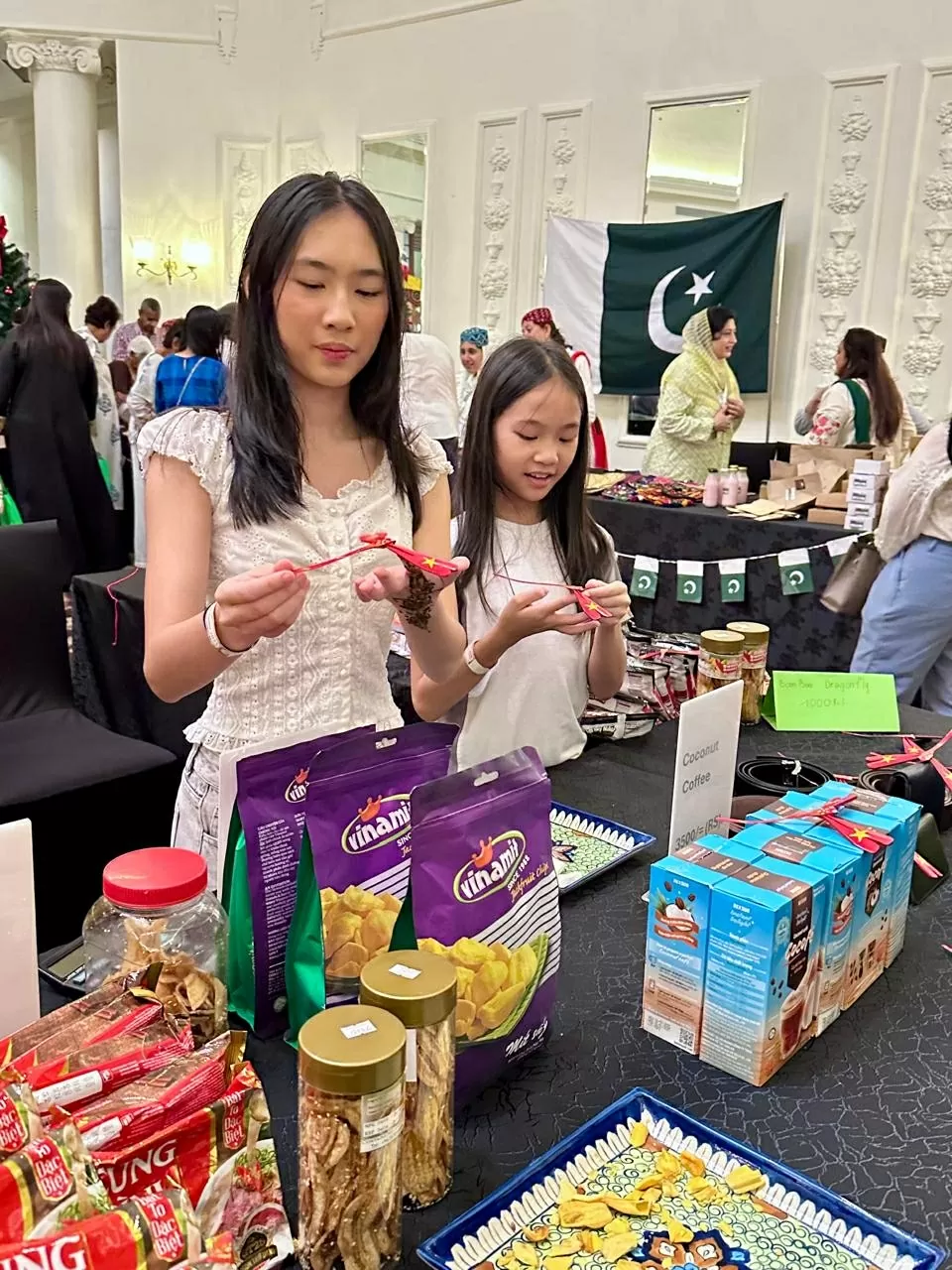Vietnamese booth attracts attention at the 2025 International Charity Fair in Colombo (Sri Lanka)