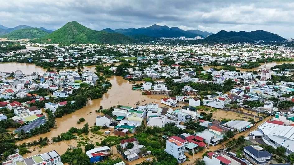 ADB announces 2 million USD emergency aid for flood-hit central Vietnam ADB announces 2 million USD emergency aid for flood-hit central Vietnam