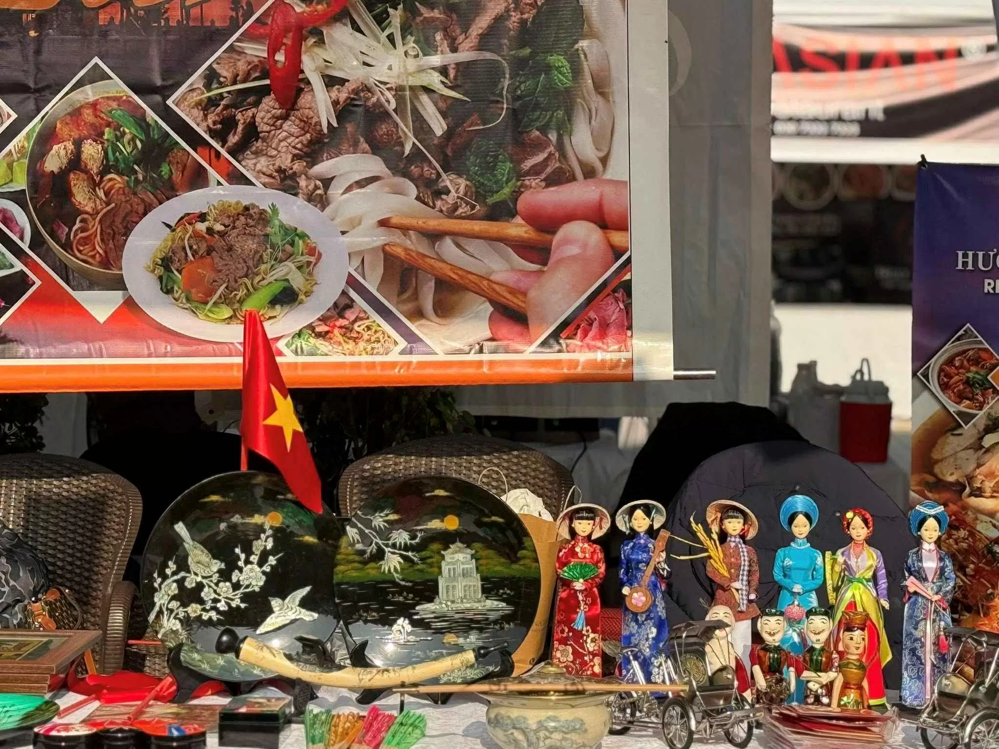 Vietnam's booth 'shines' at Bazaar 2025 in Islamabad