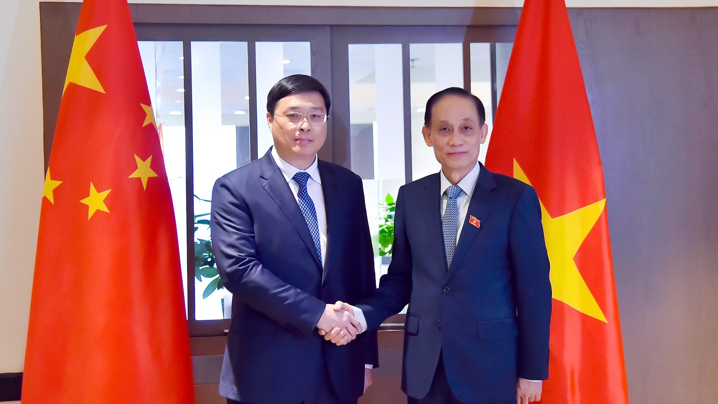 Foreign Minister Le Hoai Trung holds talks with Guangxi Zhuang Autonomous Region’s Chairman