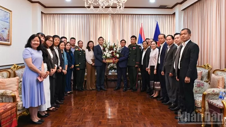 Vietnamese Embassy in Thailand congratulates Laos on 50th National Day Vietnamese Embassy in Thailand congratulates Laos on 50th National Day