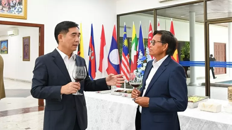 Vietnamese Embassy in Thailand congratulates Laos on 50th National Day Vietnamese Embassy in Thailand congratulates Laos on 50th National Day