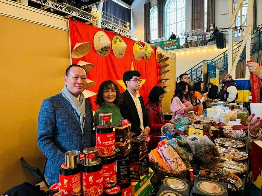 Vietnam Embassy in Slovakia participates in Bratislava Christmas Fair 2025: Spirit of solidarity in charitable activities