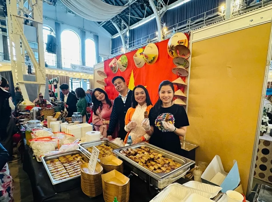 Vietnam Embassy in Slovakia participates in Bratislava Christmas Fair 2025: Spirit of solidarity in charitable activities