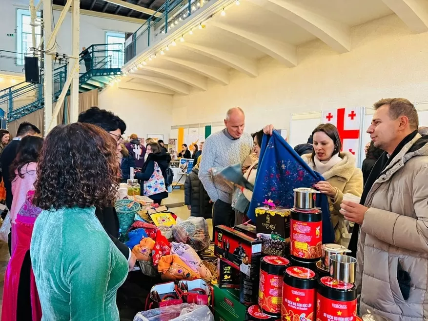 Vietnam Embassy in Slovakia participates in Bratislava Christmas Fair 2025: Spirit of solidarity in charitable activities