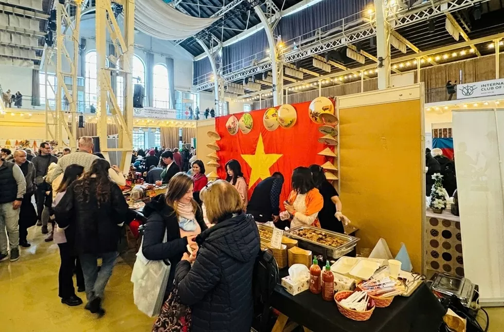 Vietnam Embassy in Slovakia participates in Bratislava Christmas Fair 2025: Spirit of solidarity in charitable activities