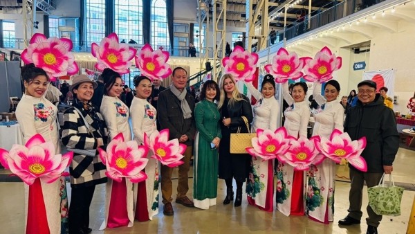 Vietnam Embassy in Slovakia participates in Bratislava Christmas Fair 2025: Spirit of solidarity in charitable activities
