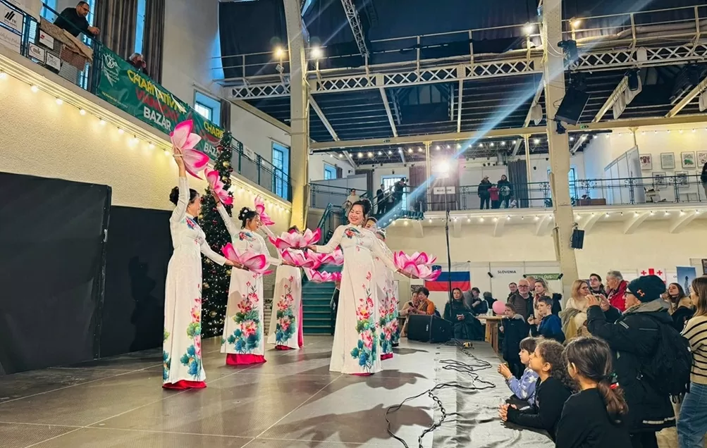 Vietnam Embassy in Slovakia participates in Bratislava Christmas Fair 2025: Spirit of solidarity in charitable activities