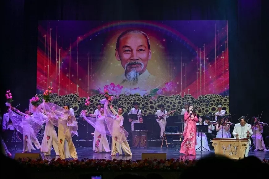 Celebrating 50 years of Laos' National Day: Affirming Vietnam-Laos great friendship and special solidarity Celebrating 50 years of Laos' National Day: Affirming Vietnam-Laos great friendship and special solidarity