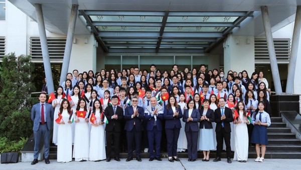 Minister of Foreign Affairs and Expatriates of Palestine interacts with students of the Diplomatic Academy of Vietnam