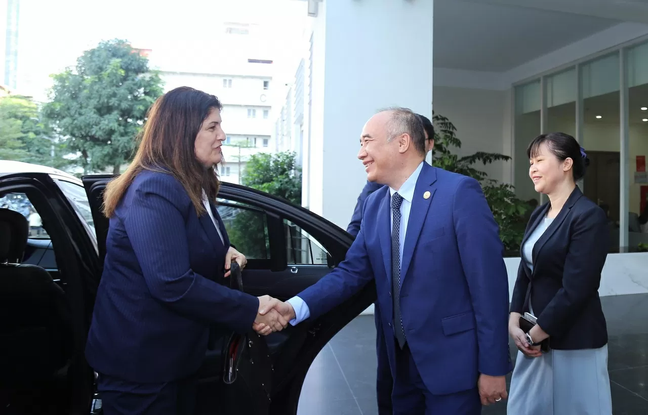 Minister of Foreign Affairs and Expatriates of Palestine interacts with students of the Diplomatic Academy of Vietnam