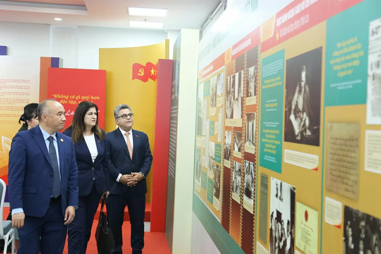 Minister of Foreign Affairs and Expatriates of Palestine interacts with students of the Diplomatic Academy of Vietnam