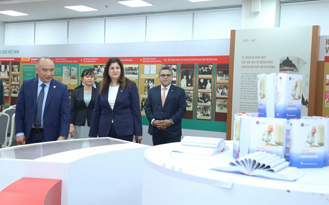 Minister of Foreign Affairs and Expatriates of Palestine interacts with students of the Diplomatic Academy of Vietnam