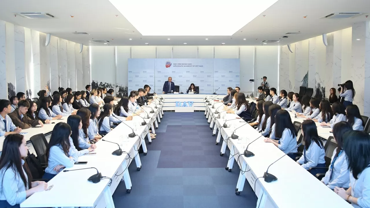 Minister of Foreign Affairs and Expatriates of Palestine interacts with students of the Diplomatic Academy of Vietnam