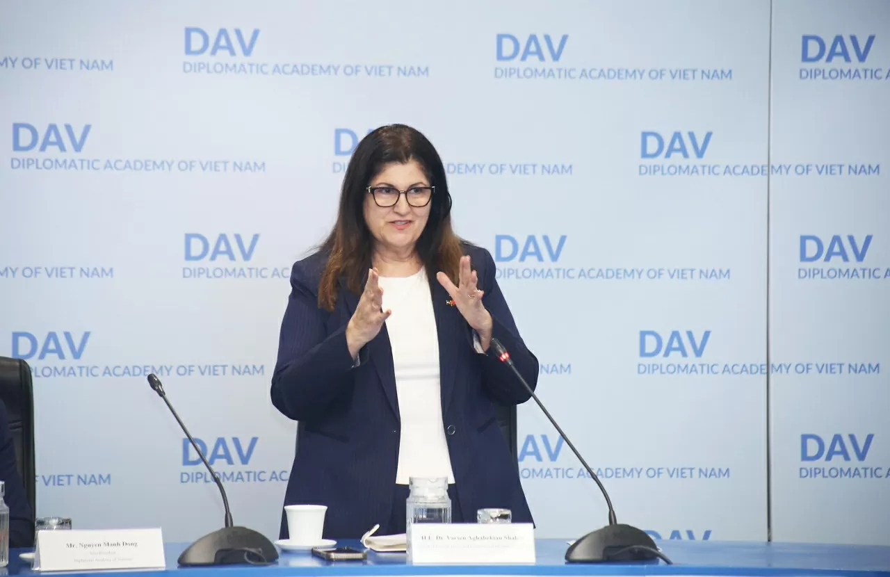 Minister of Foreign Affairs and Expatriates of Palestine interacts with students of the Diplomatic Academy of Vietnam