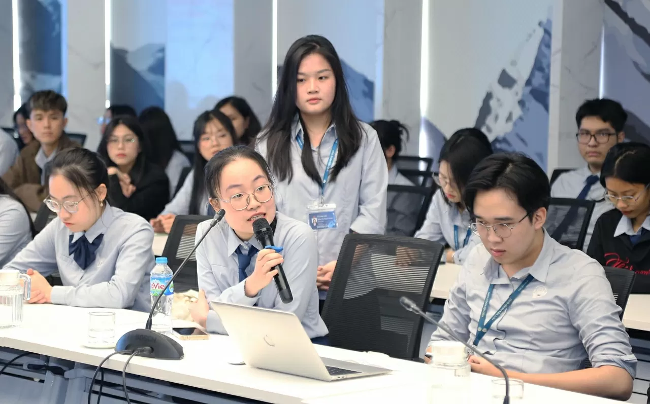 Minister of Foreign Affairs and Expatriates of Palestine interacts with students of the Diplomatic Academy of Vietnam