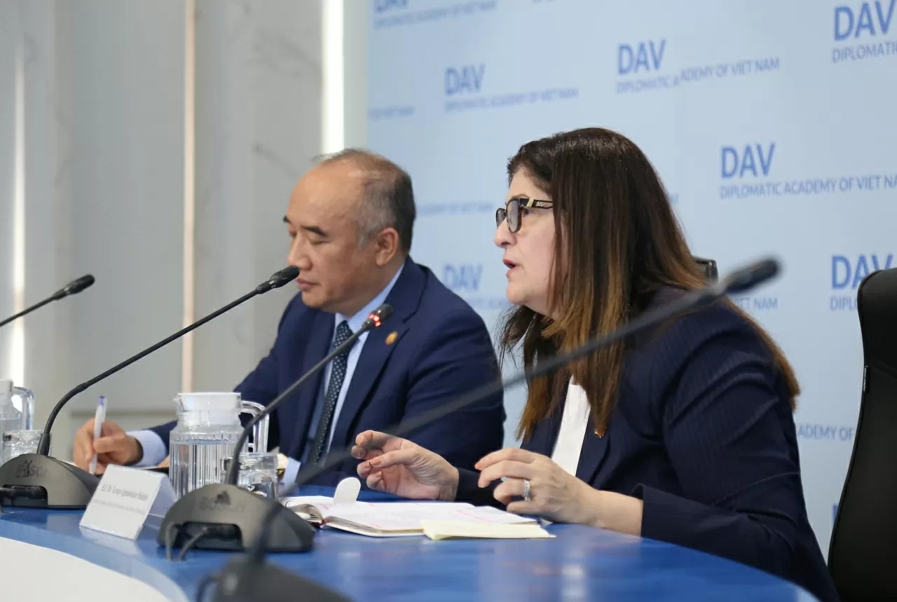 Minister of Foreign Affairs and Expatriates of Palestine interacts with students of the Diplomatic Academy of Vietnam