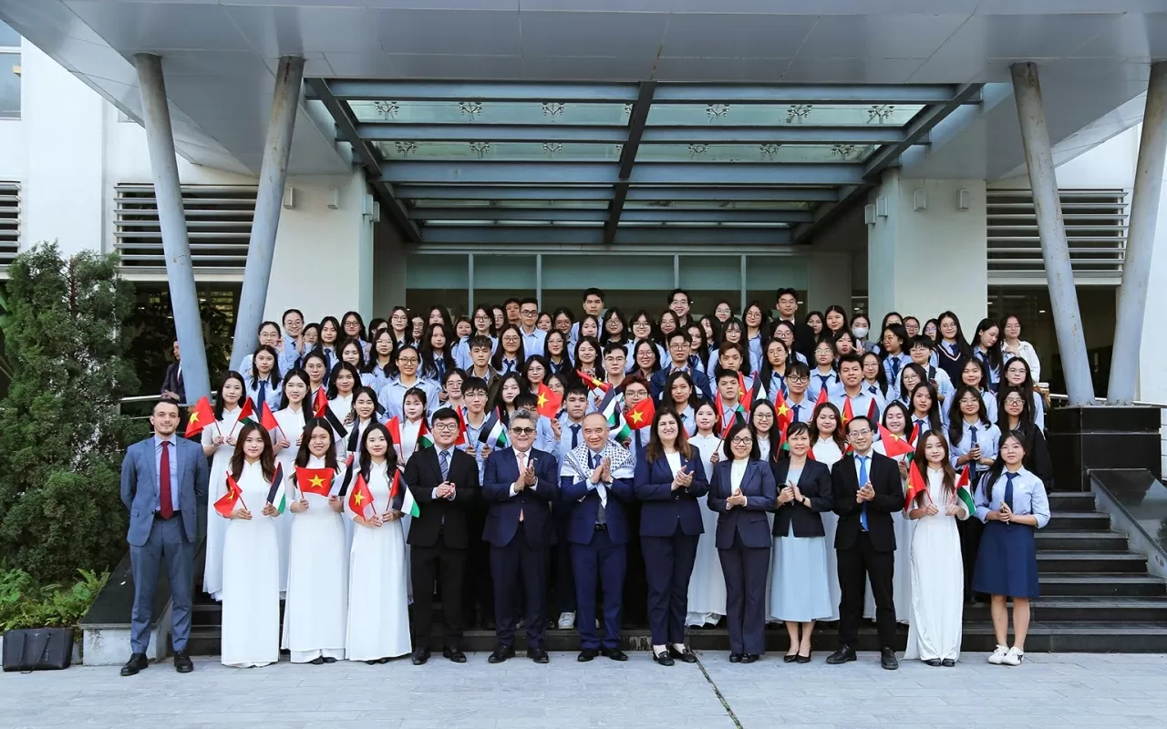 Minister of Foreign Affairs and Expatriates of Palestine interacts with students of the Diplomatic Academy of Vietnam