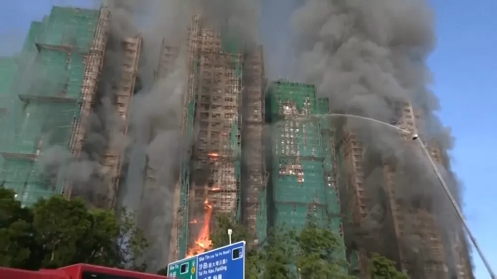 Vụ cháy chung cư Hong Kong (Trung Quốc): Số nạn nhân thiệt mạng tăng mạnh lên 94, cảnh sát đưa ra suy đoán ban đầu về 'thủ phạm'. (Nguồn: The Guardian)