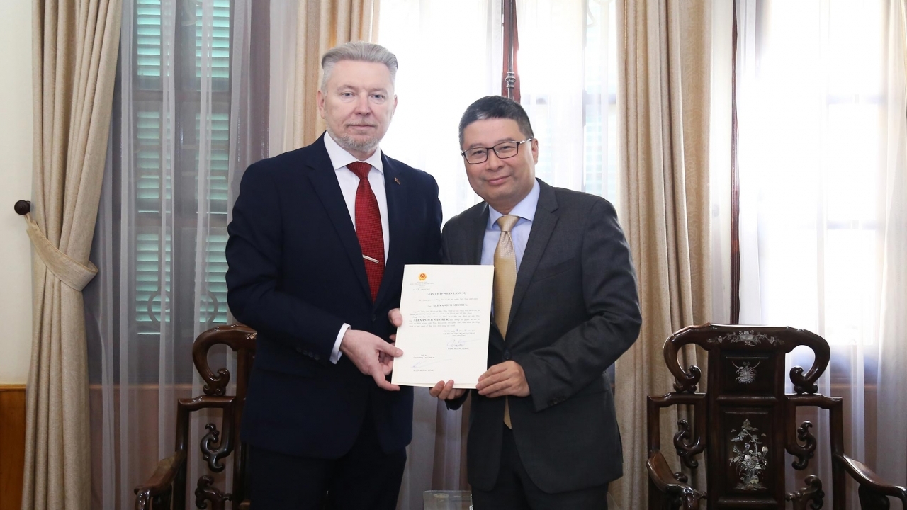Consular acceptance certificate presented to Belarusian Consul General in Ho Chi Minh City