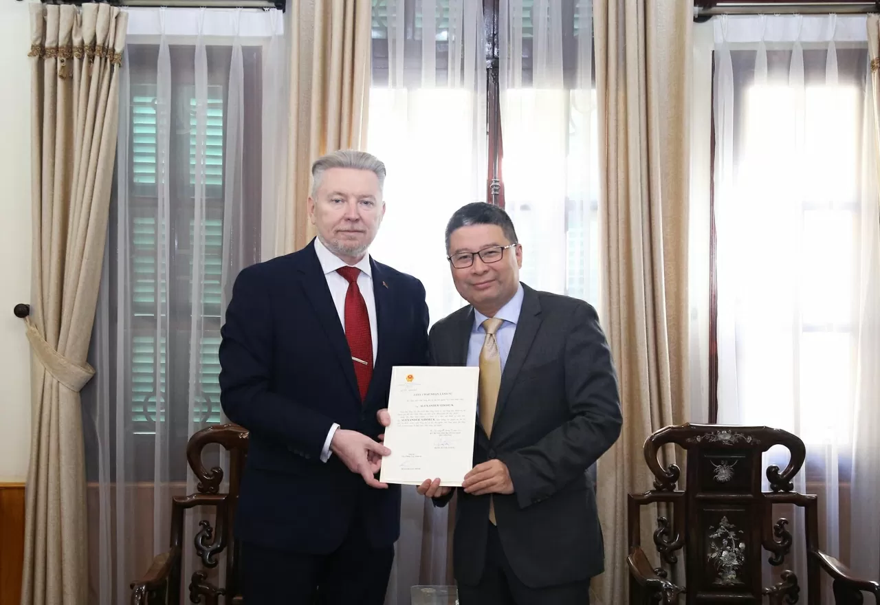 Consular acceptance certificate presented to Belarusian Consul General in Ho Chi Minh City