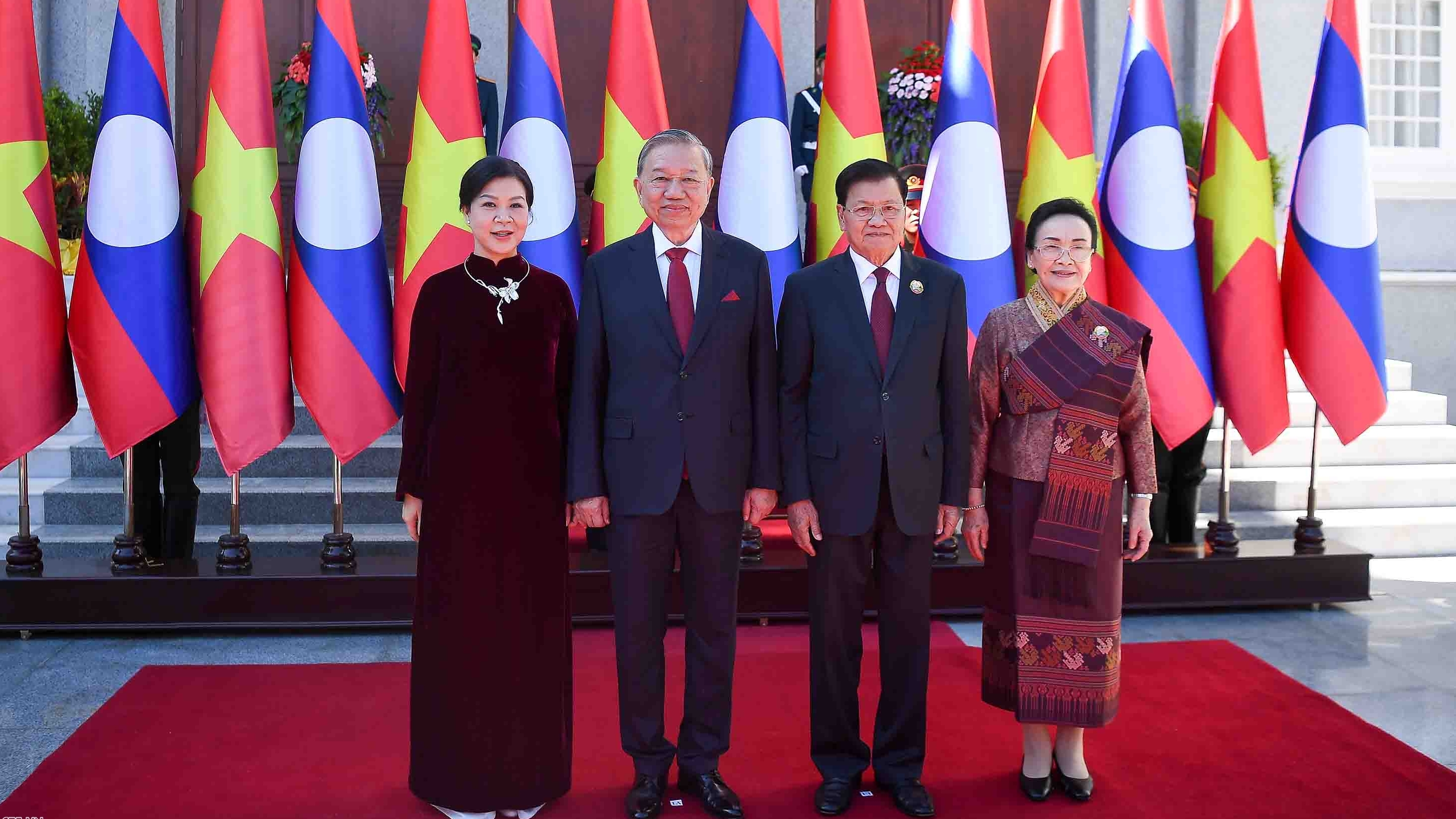 Vietnamese leaders extend congratulations to Laos on the 50th anniversary of its National Day