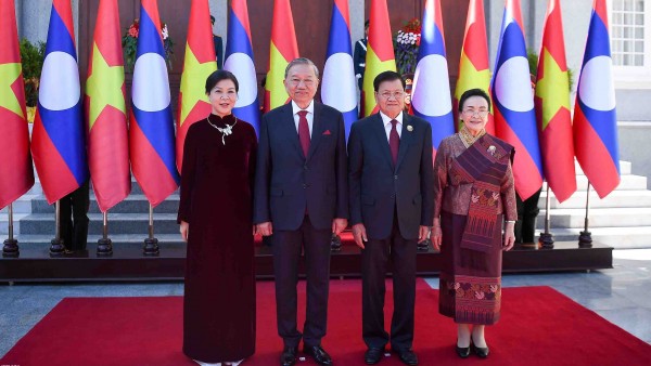 Vietnamese leaders extend congratulations to Laos on the 50th anniversary of its National Day