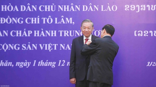 General Secretary, President of Laos awards Laos National Gold Order to General Secretary To Lam