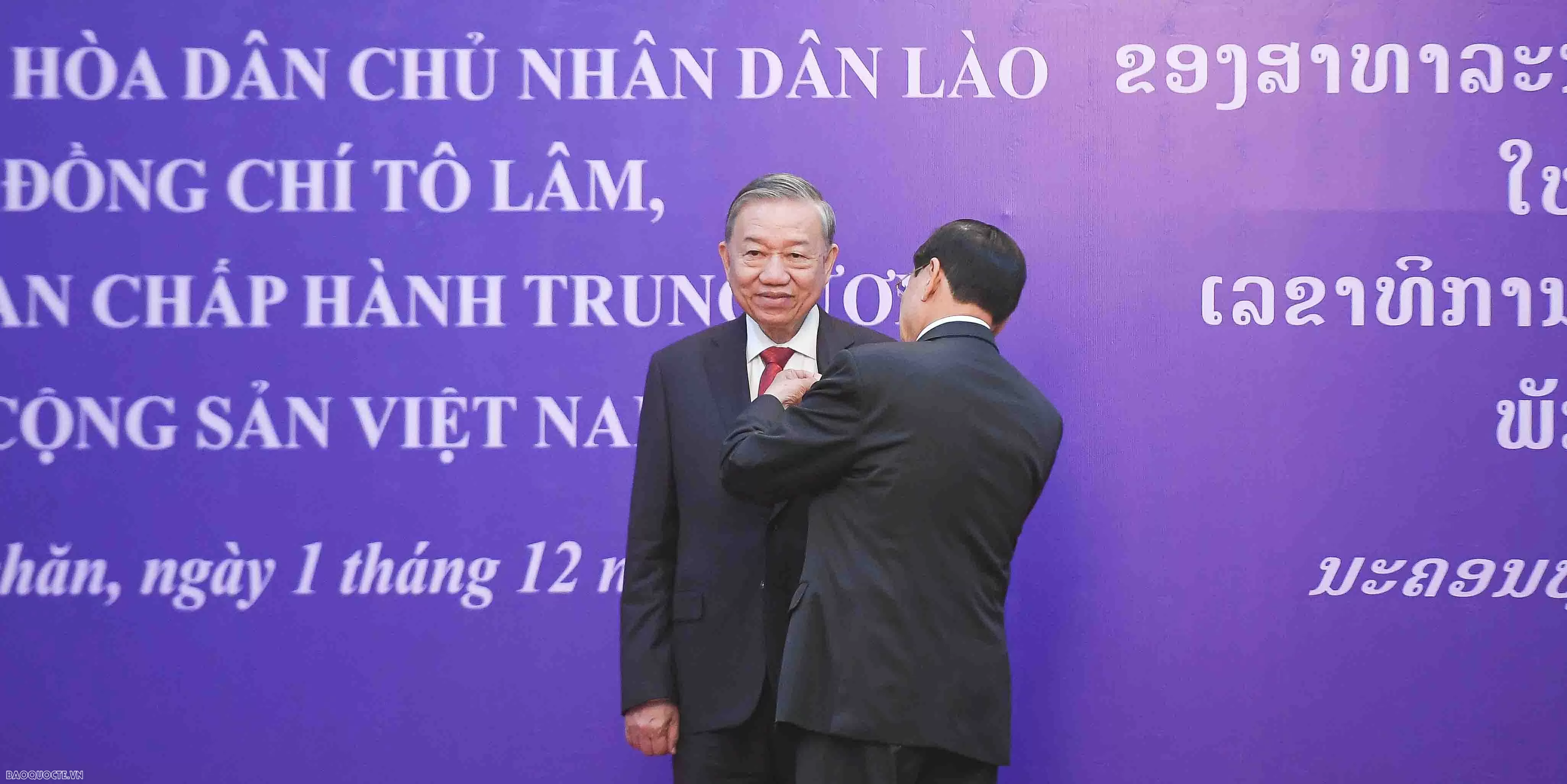 General Secretary, President of Laos awards Laos National Gold Order to General Secretary To Lam