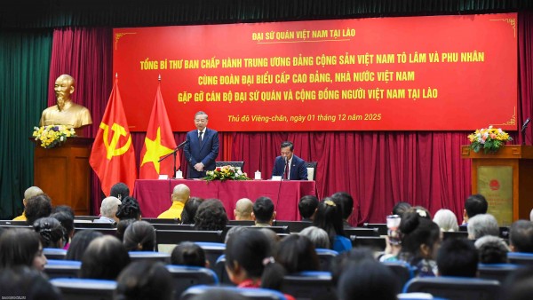 General Secretary To Lam meets with Embassy officials and Vietnamese Community in Laos