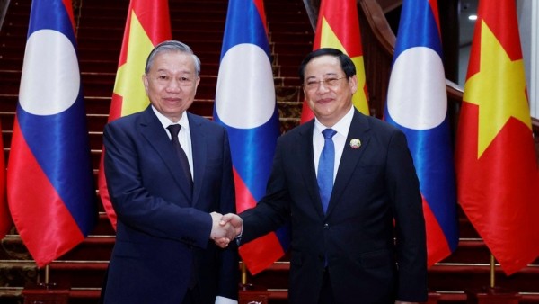 General Secretary To Lam meets Lao Prime Minister Sonexay Siphandone to promote practical and effective cooperation