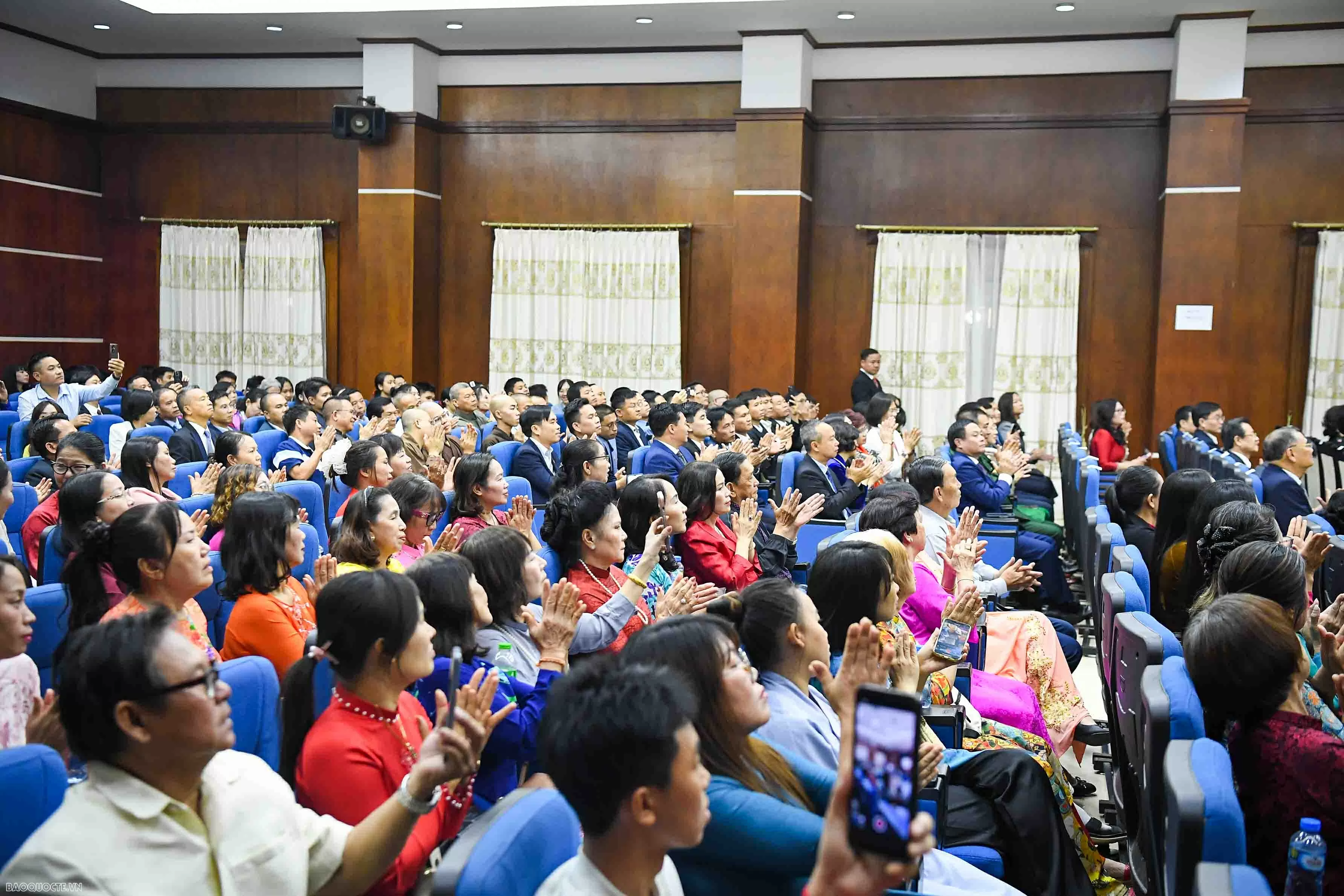 General Secretary To Lam meets with Embassy officials and Vietnamese Community in Laos