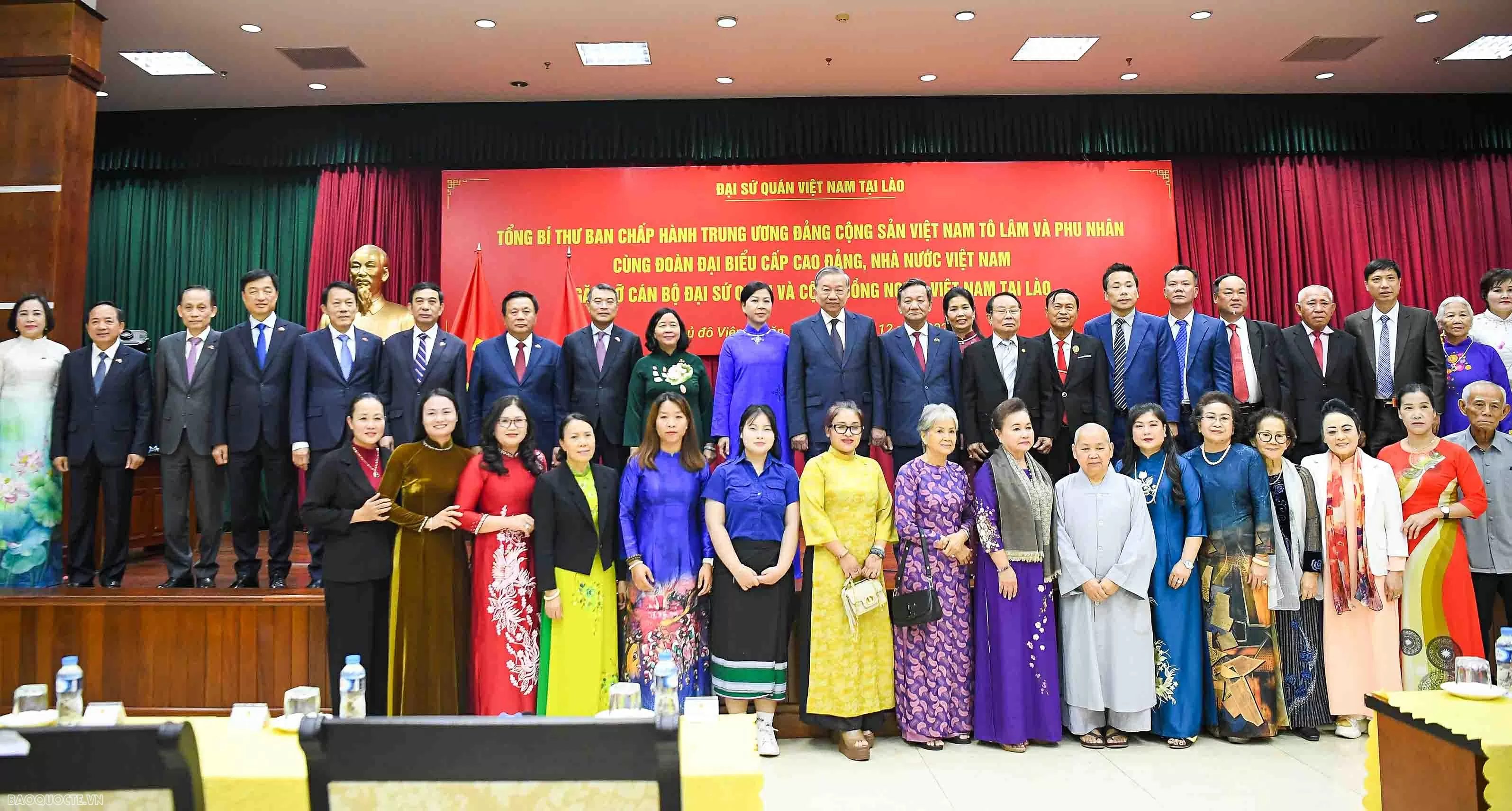 General Secretary To Lam meets with Embassy officials and Vietnamese Community in Laos