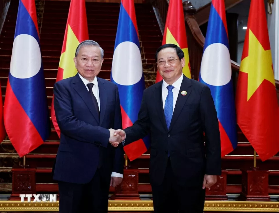 General Secretary To Lam meets Lao Prime Minister Sonexay Siphandone to promote practical and effective cooperation