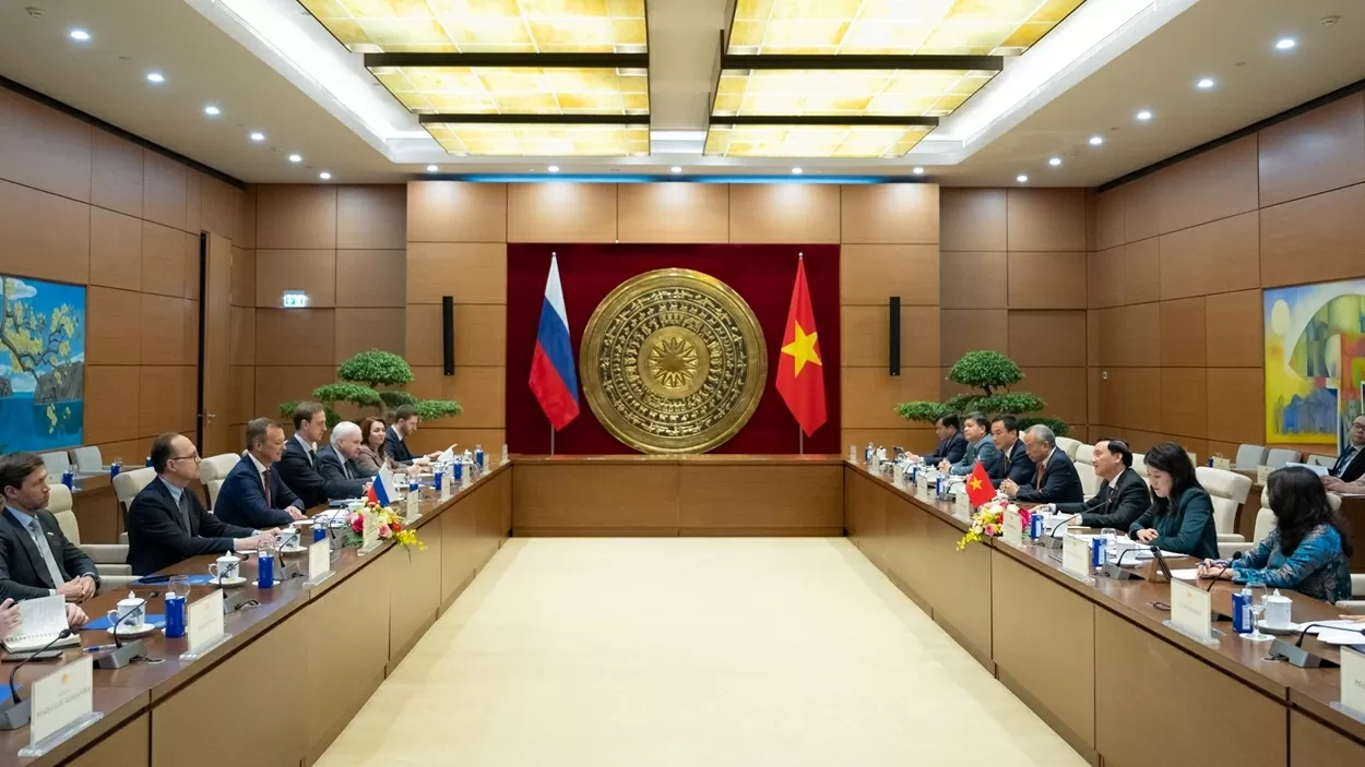 NA Vice Chairman Nguyen Khac Dinh holds talks with First Deputy Speaker of the Federation Council of the Russia's Federal Assembly