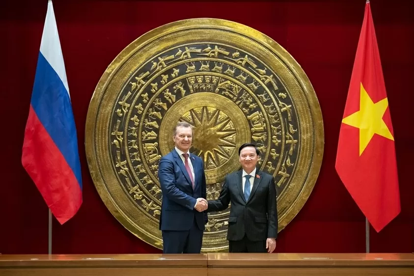 NA Vice Chairman Nguyen Khac Dinh holds talks with First Deputy Speaker of the Federation Council of the Russia's Federal Assembly