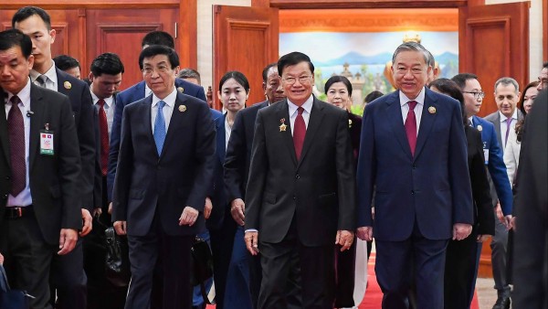 General Secretary To Lam and spouse attend 50th anniversary of Laos National Day