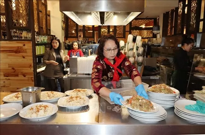 The loving charity meals of Vietnamese women in Belgium