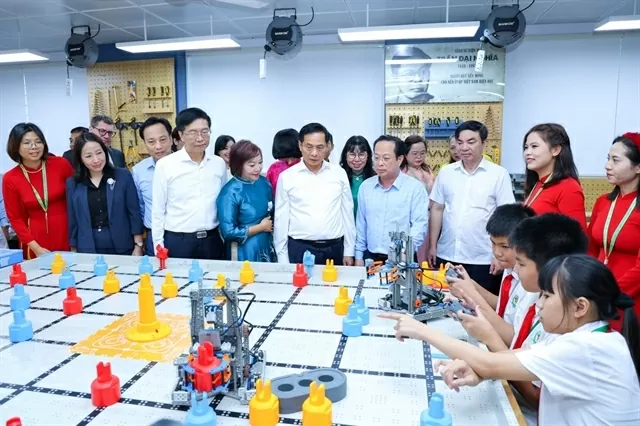 Deputy Prime Minister Bùi Thanh Sơn and delegates tour the STEM room at Tây Mỗ Secondary School in Hà Nội. — Photo courtesy of Petrovietnam.