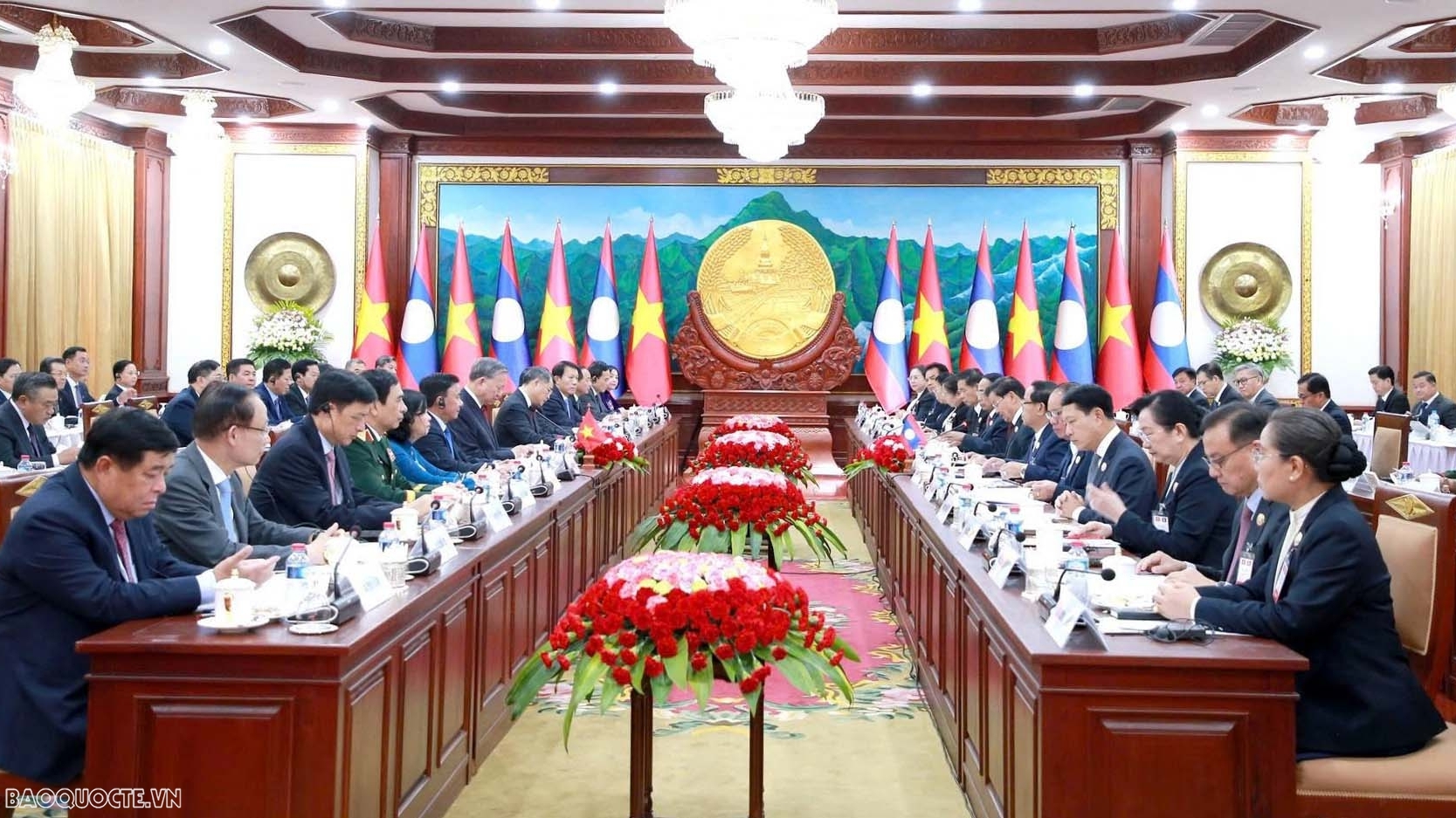 Vietnamese and Lao Parties' high-level meeting to promote cooperation, strategic cohesion