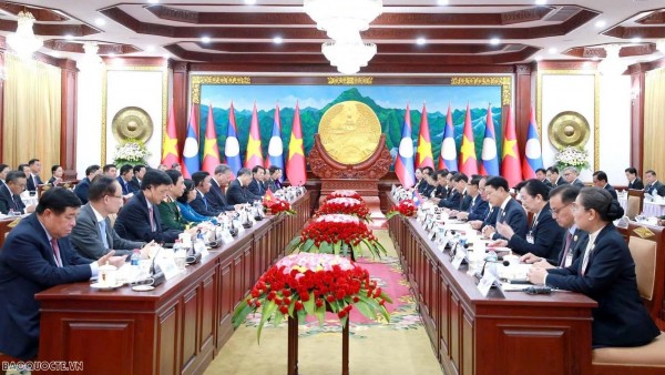 Vietnamese and Lao Parties' high-level meeting to promote cooperation, strategic cohesion
