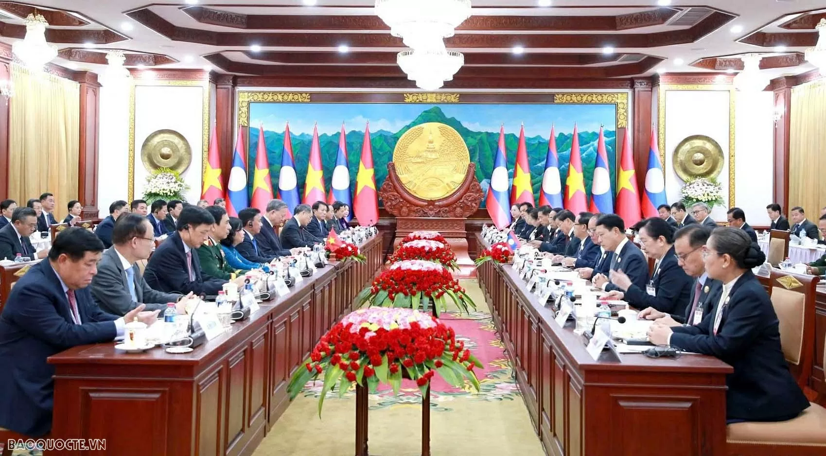 Vietnamese and Lao Parties' high-level meeting to promote cooperation, strategic cohesion
