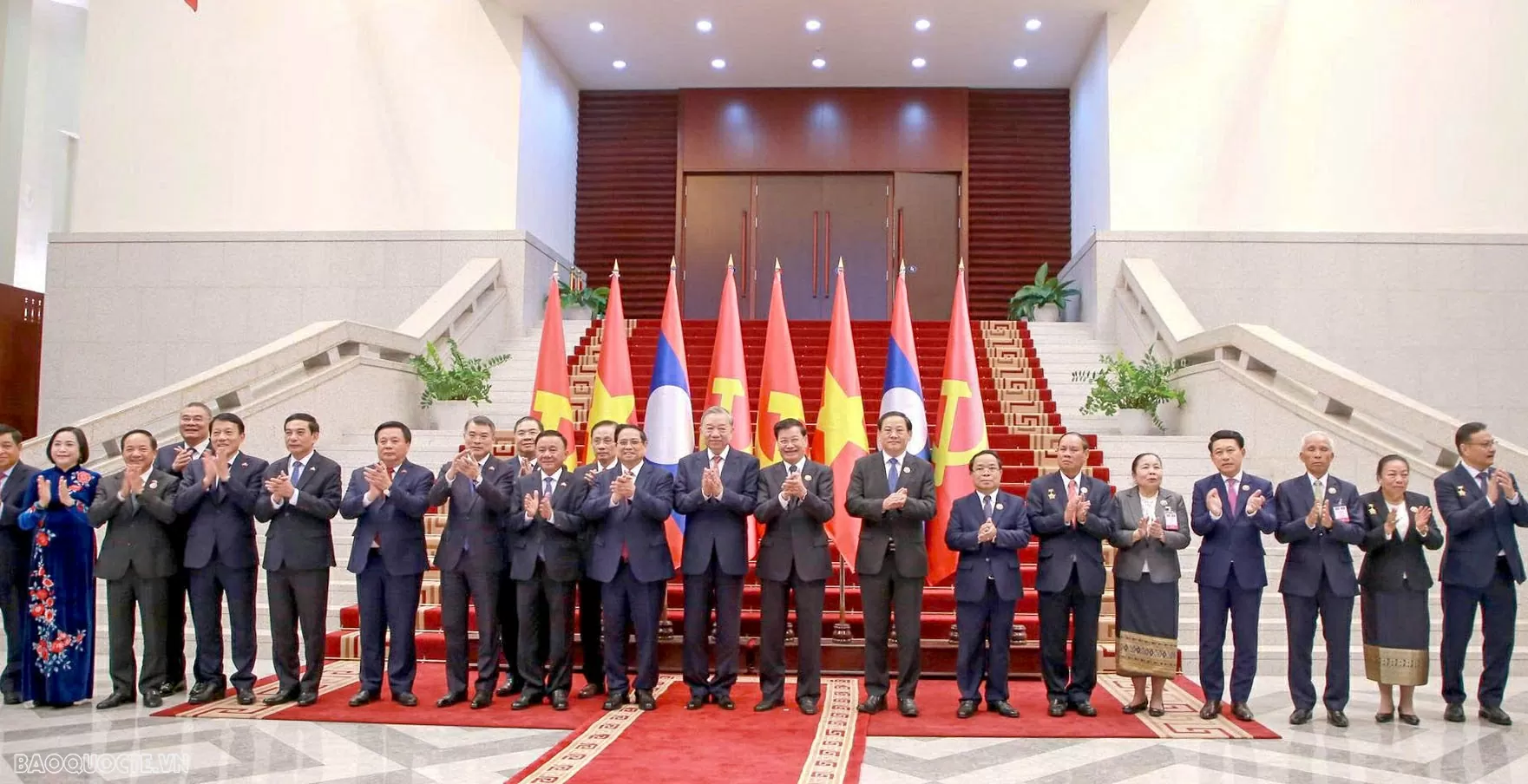 Vietnamese and Lao Parties' high-level meeting to promote cooperation, strategic cohesion