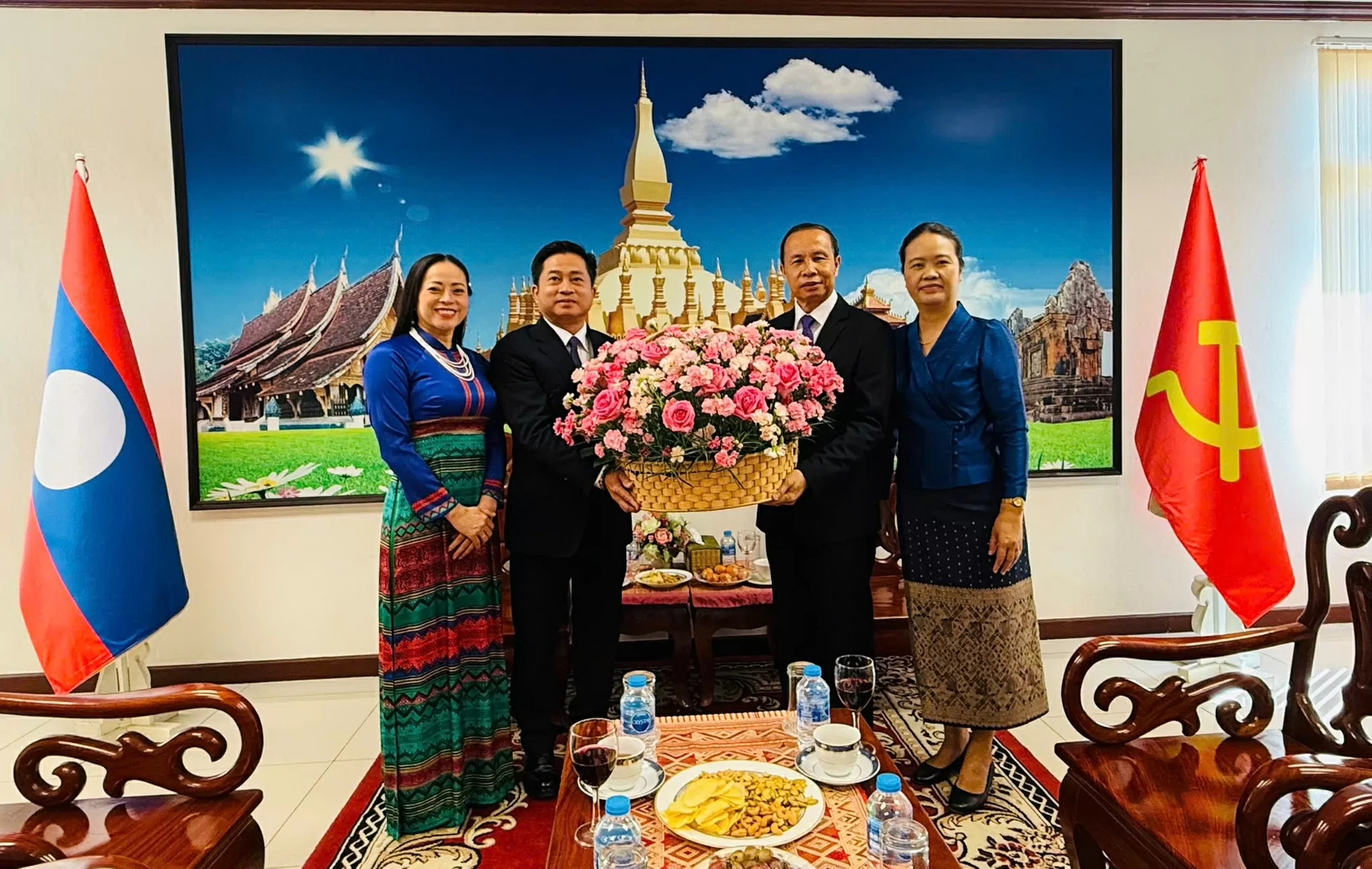 Vietnam and Laos Consulates General in Khon Kaen enhance cooperation, strengthen friendship Vietnam and Laos Consulates General in Khon Kaen enhance cooperation, strengthen friendship