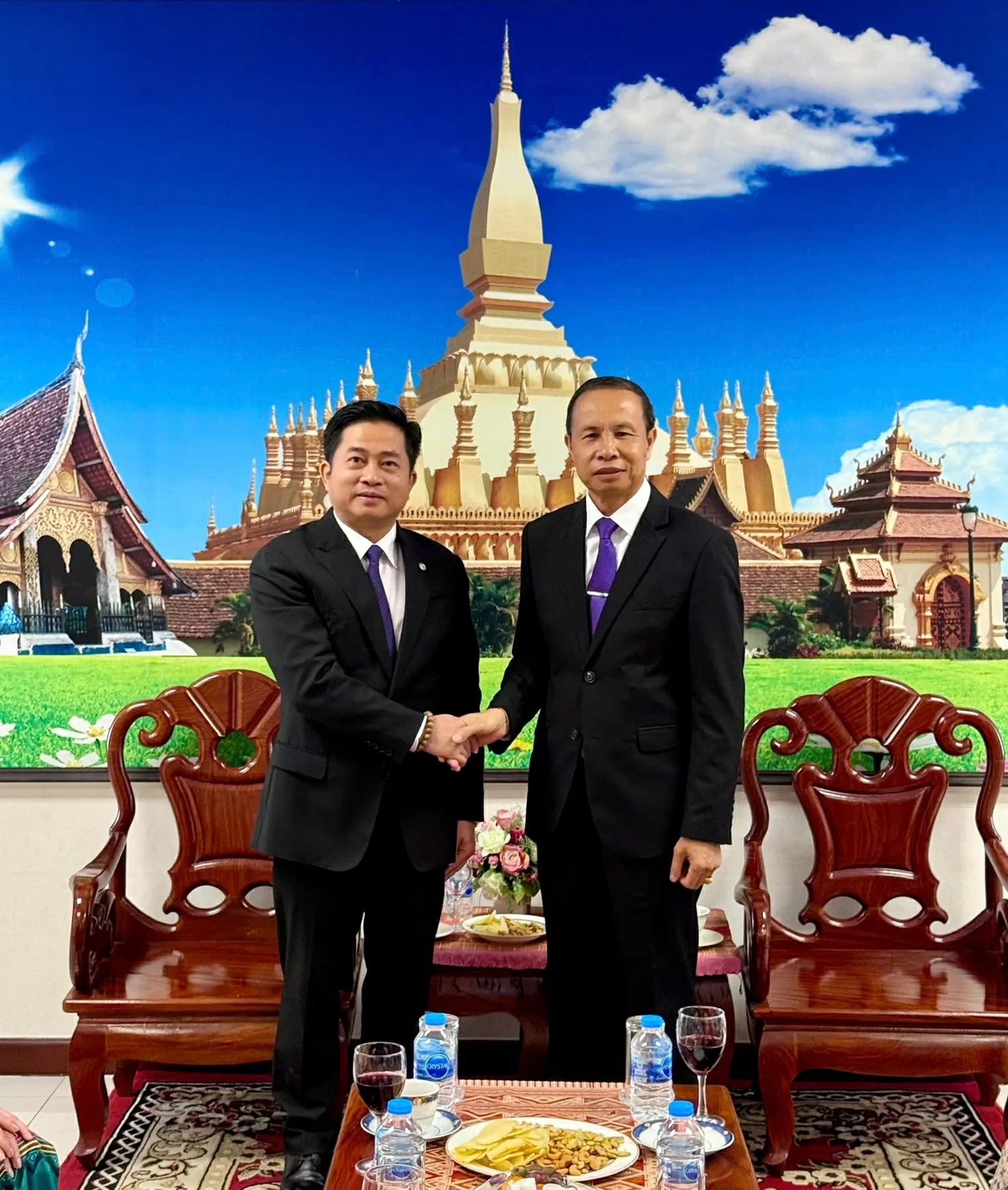 Vietnam and Laos Consulates General in Khon Kaen enhance cooperation, strengthen friendship Vietnam and Laos Consulates General in Khon Kaen enhance cooperation, strengthen friendship