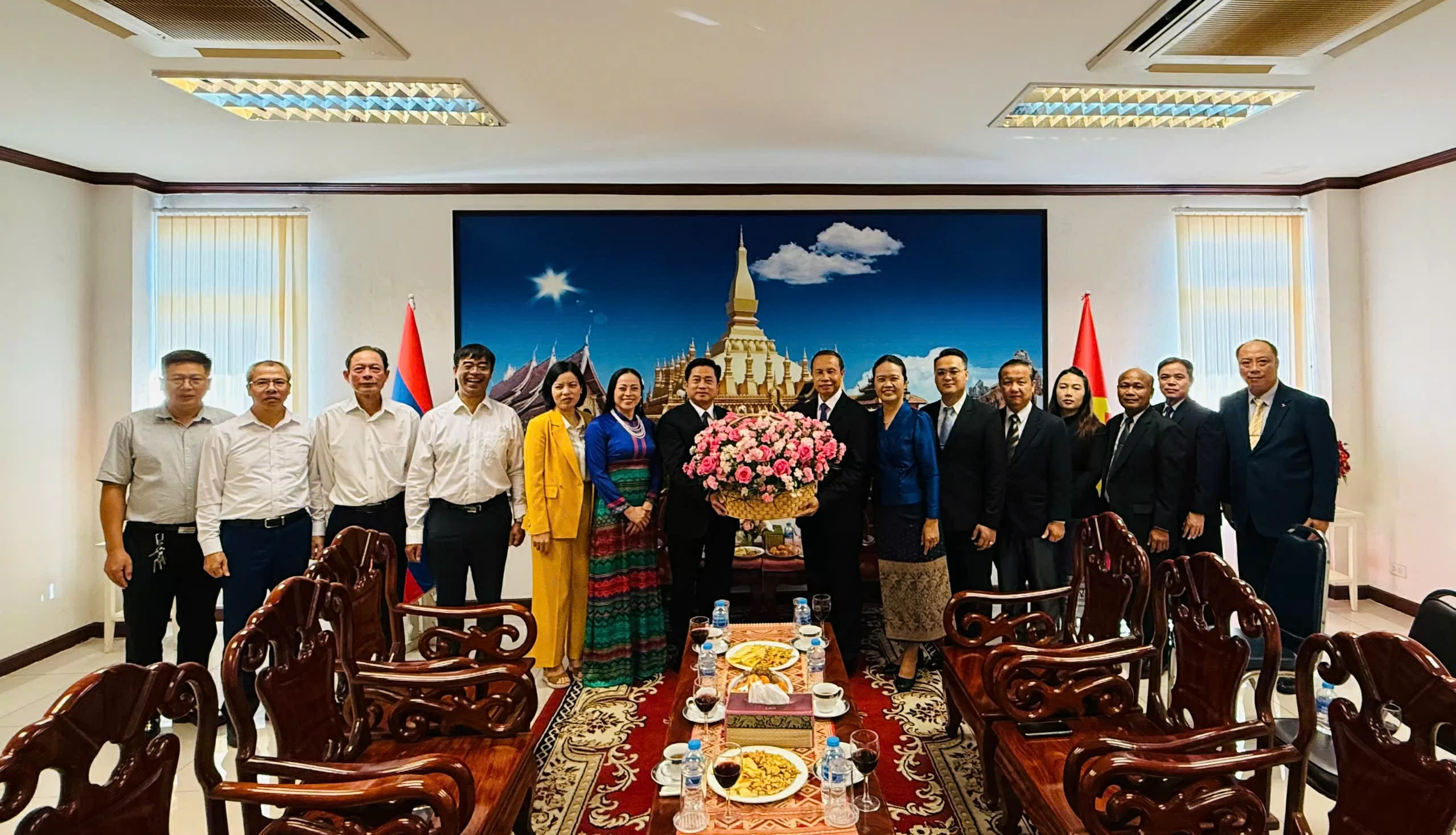 Vietnam and Laos Consulates General in Khon Kaen enhance cooperation, strengthen friendship Vietnam and Laos Consulates General in Khon Kaen enhance cooperation, strengthen friendship