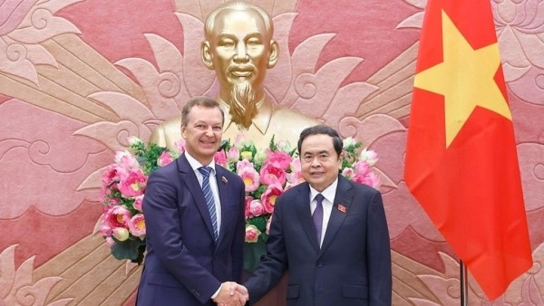 NA Chairman Tran Thanh Man receives First Deputy Speaker of Federation Council of Russia's Federal Assembly A. V. Yatskin