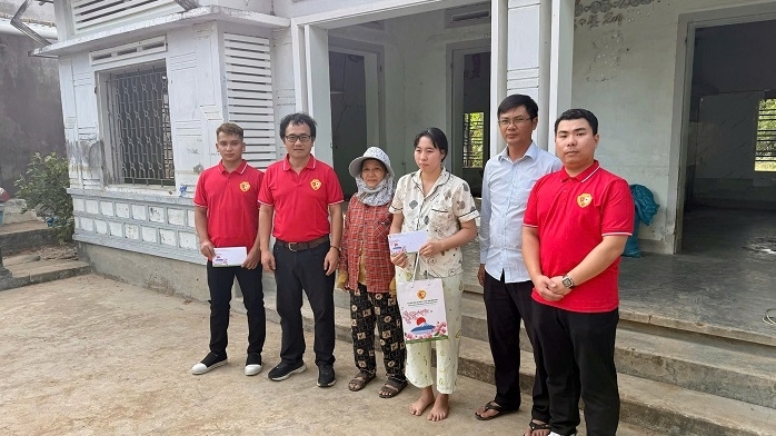 Vietnamese in Japan directly deliver aid to flood victims in Dak Lak